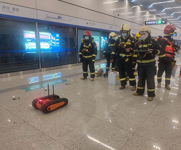 北京凌天智能消防內(nèi)攻偵察機(jī)器人助力北京市地鐵隧道消防救援綜合實(shí)戰(zhàn)演練